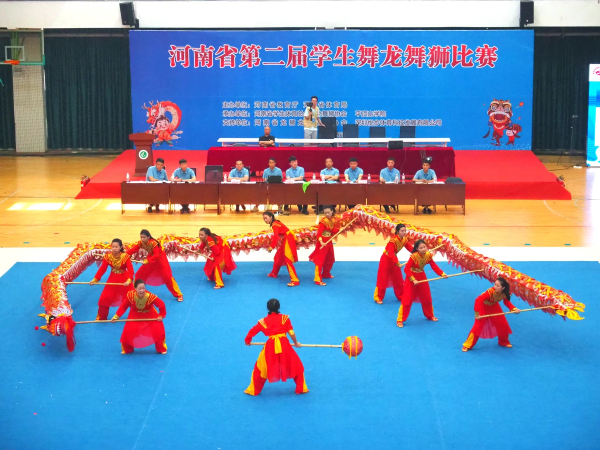 学生运动员如何通过观看表演赛提升比赛经验